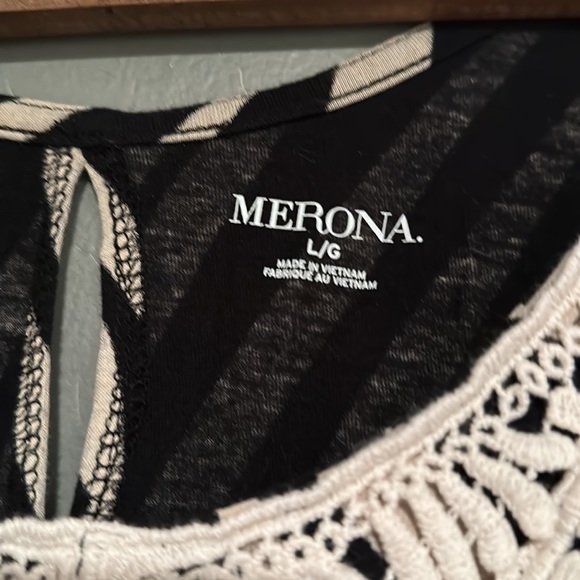 Tropical print tank top with lace detail and keyhole back - Picture 3 of 6